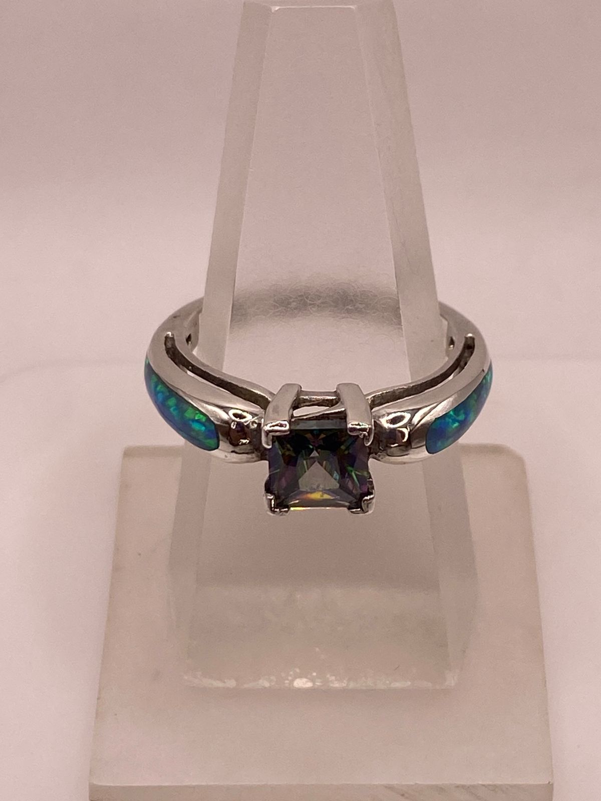 Anillo de Plata Ley 950 con Ópalo de Fuego y Zirconia, vista lateral