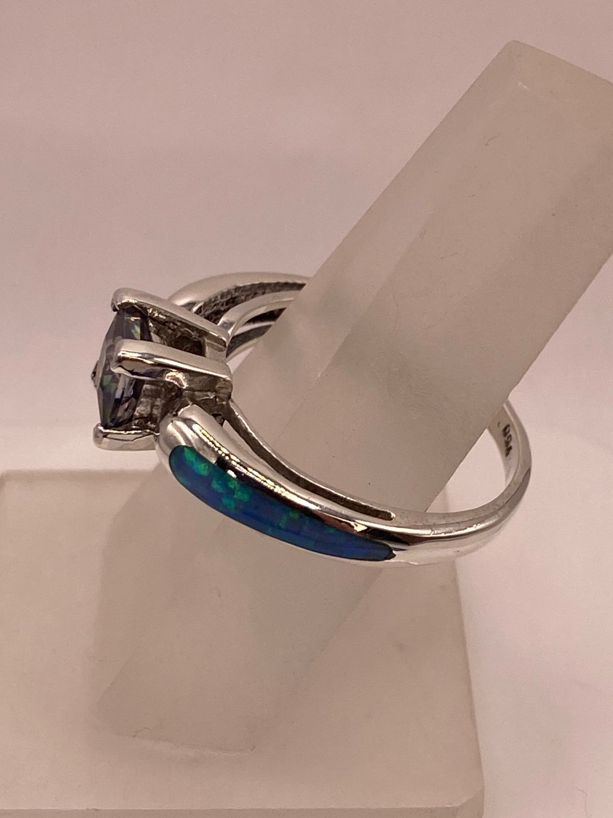 Anillo de Plata Ley 950 con Ópalo de Fuego y Zirconia, vista de detalle