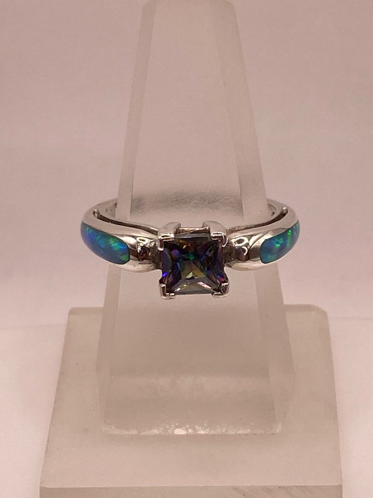 Anillo de Plata Ley 950 con Ópalo de Fuego y Zirconia — ángulo diagonal
