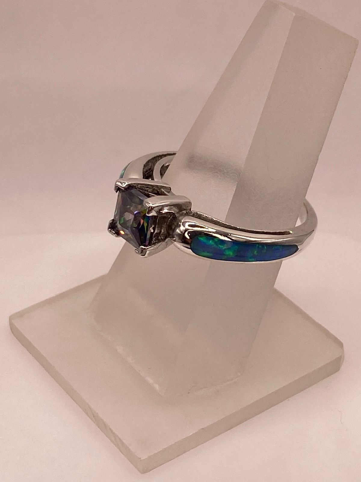 Anillo de Plata Ley 950 con Ópalo de Fuego y Zirconia, vista frontal