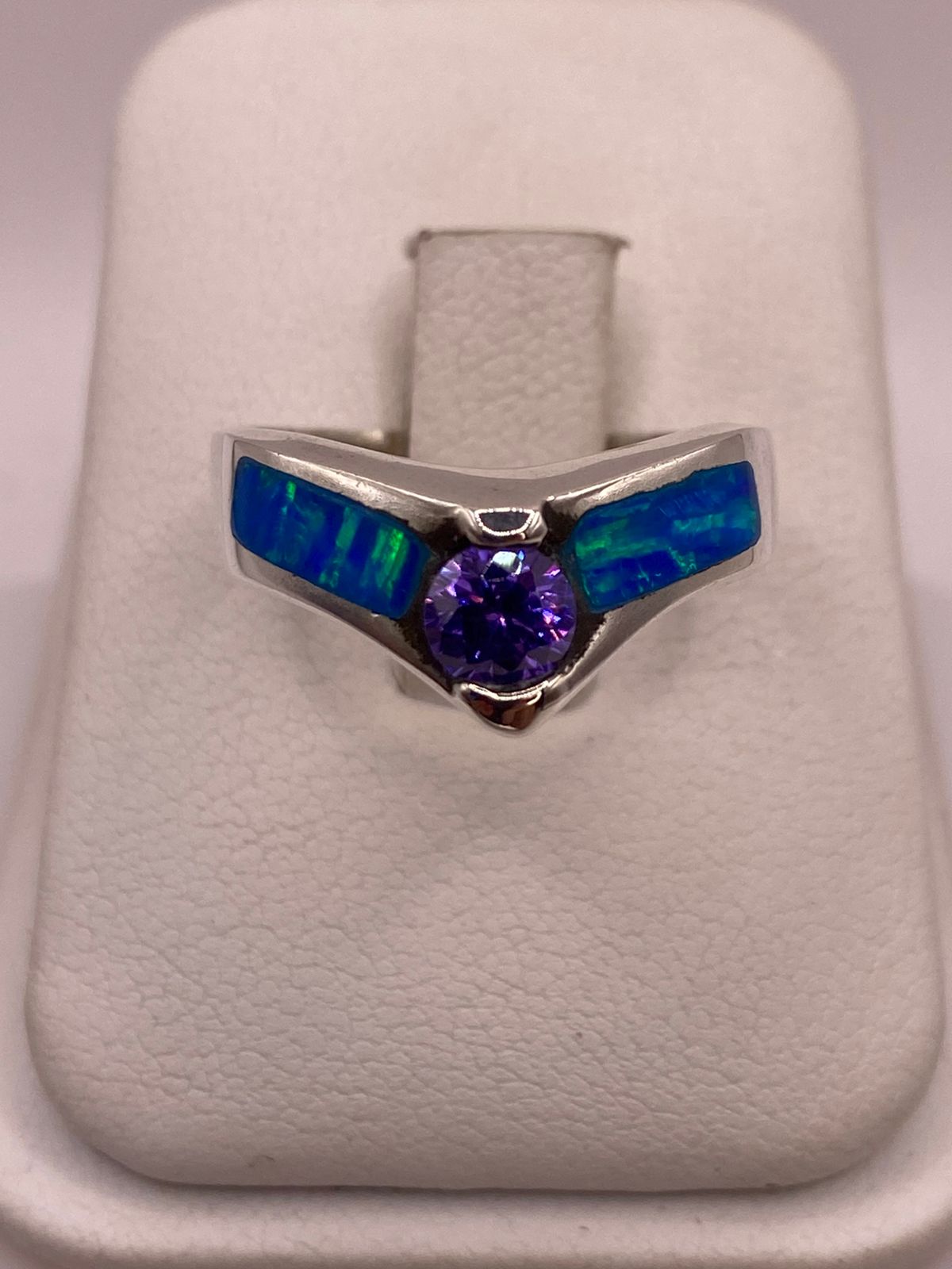 Anillo de Plata Ley 9250 con Ópalo de Fuego y Zirconia Morada, vista de detalle