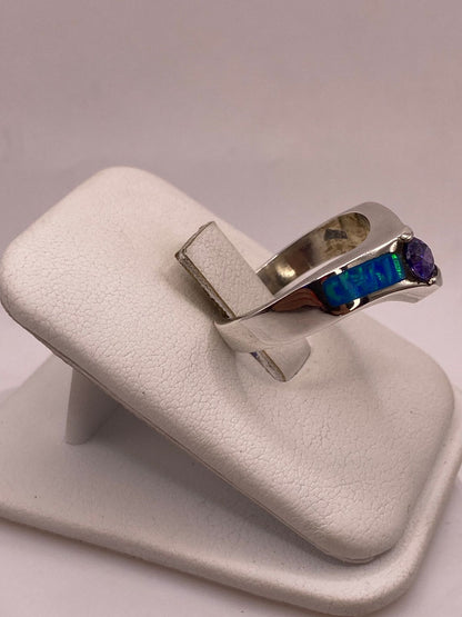 Anillo de Plata Ley 9250 con Ópalo de Fuego y Zirconia Morada, vista lateral