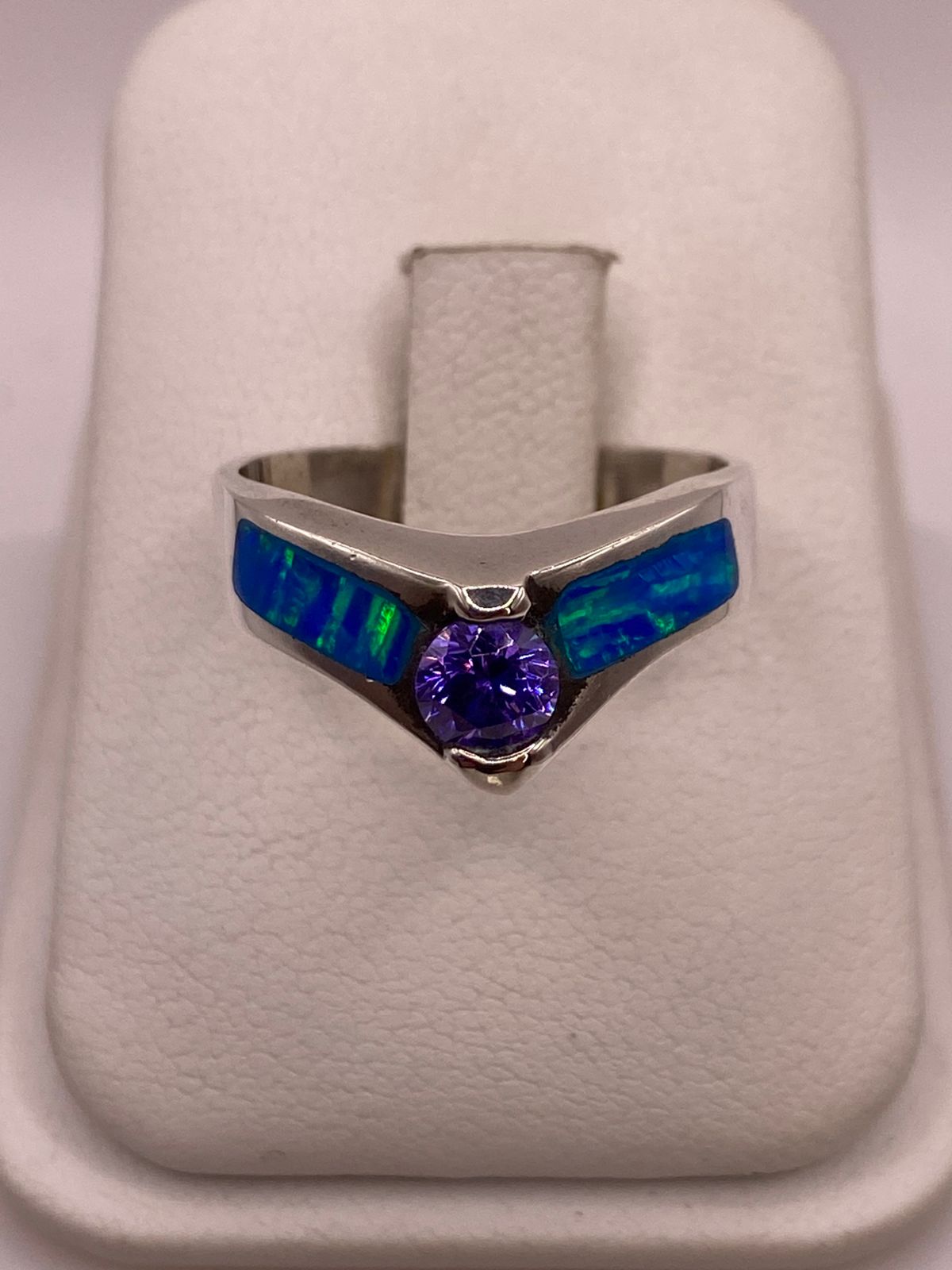 Anillo de Plata Ley 9250 con Ópalo de Fuego y Zirconia Morada — ángulo diagonal