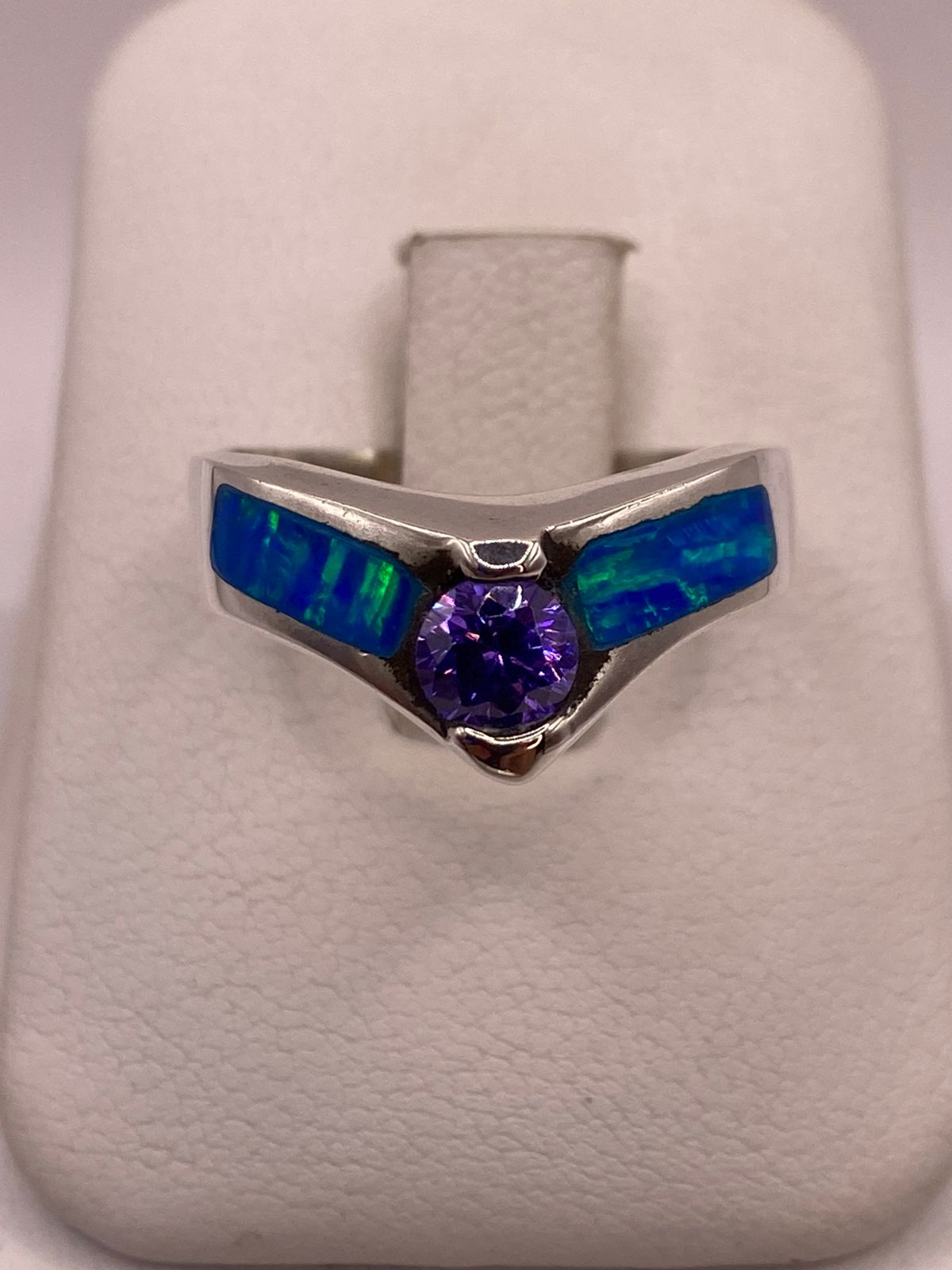 Anillo de Plata Ley 9250 con Ópalo de Fuego y Zirconia Morada, vista frontal