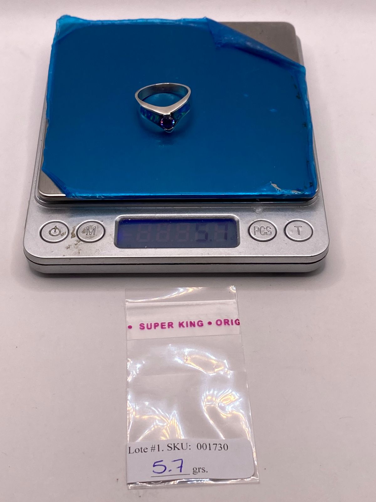 Anillo de Plata Ley 9250 con Ópalo de Fuego y Zirconia Morada, peso en gramos (báscula)