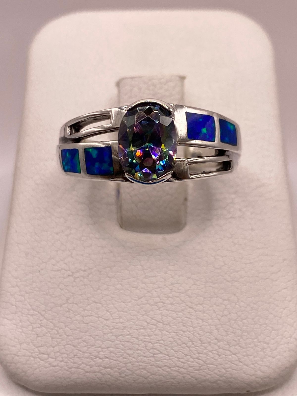 Anillo de Plata Ley 950 con Ópalo de Fuego y Zirconia Tornasol — ángulo diagonal