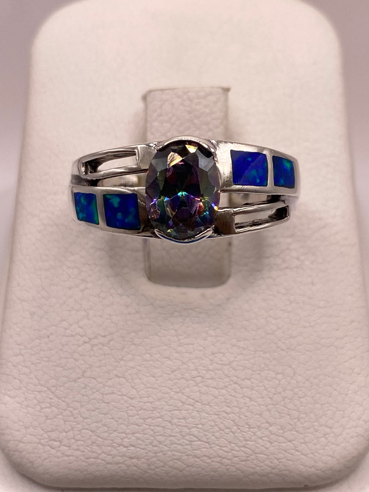 Anillo de Plata Ley 950 con Ópalo de Fuego y Zirconia Tornasol, vista de detalle