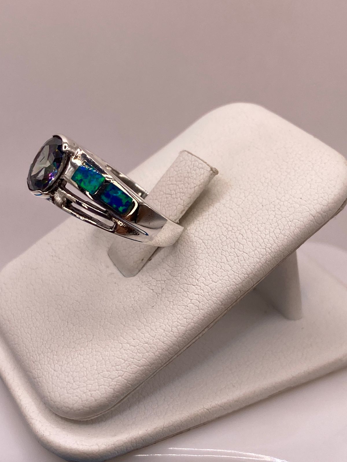 Anillo de Plata Ley 950 con Ópalo de Fuego y Zirconia Tornasol, vista lateral