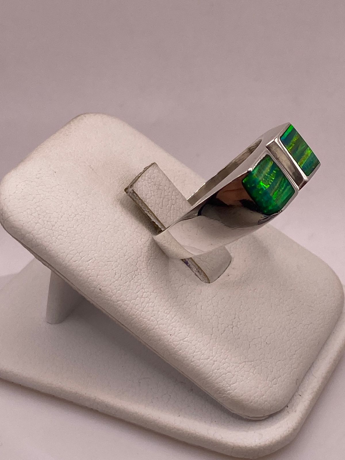 Anillo de Plata Ley 950 con Ópalo Iridiscente, vista lateral