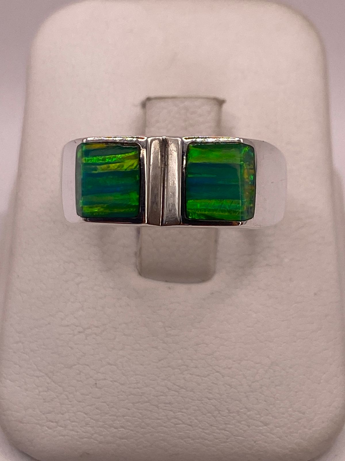 Anillo de Plata Ley 950 con Ópalo Iridiscente, vista de detalle