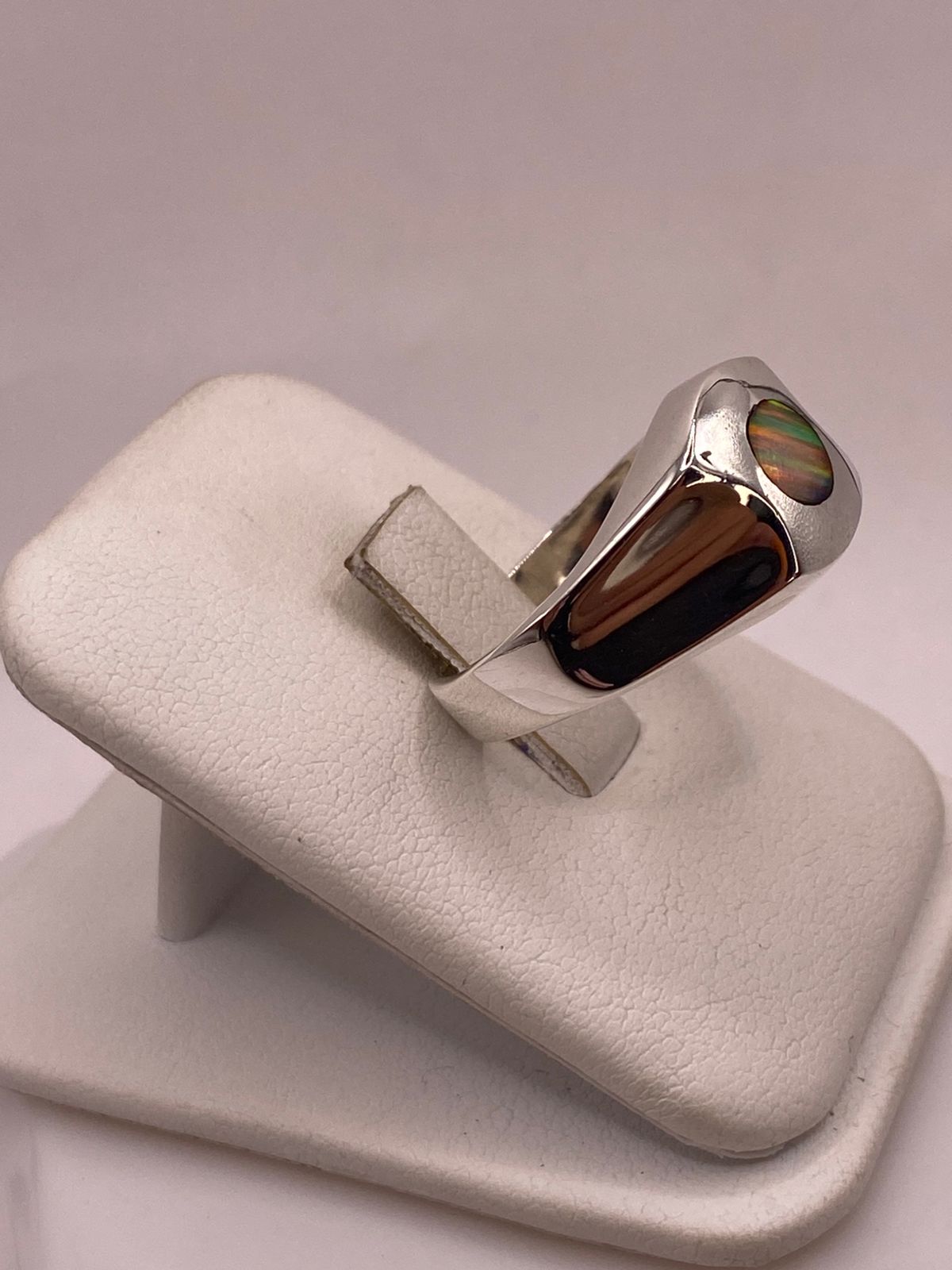 Anillo de Plata Ley 950 con Ópalo Iridiscente, vista lateral