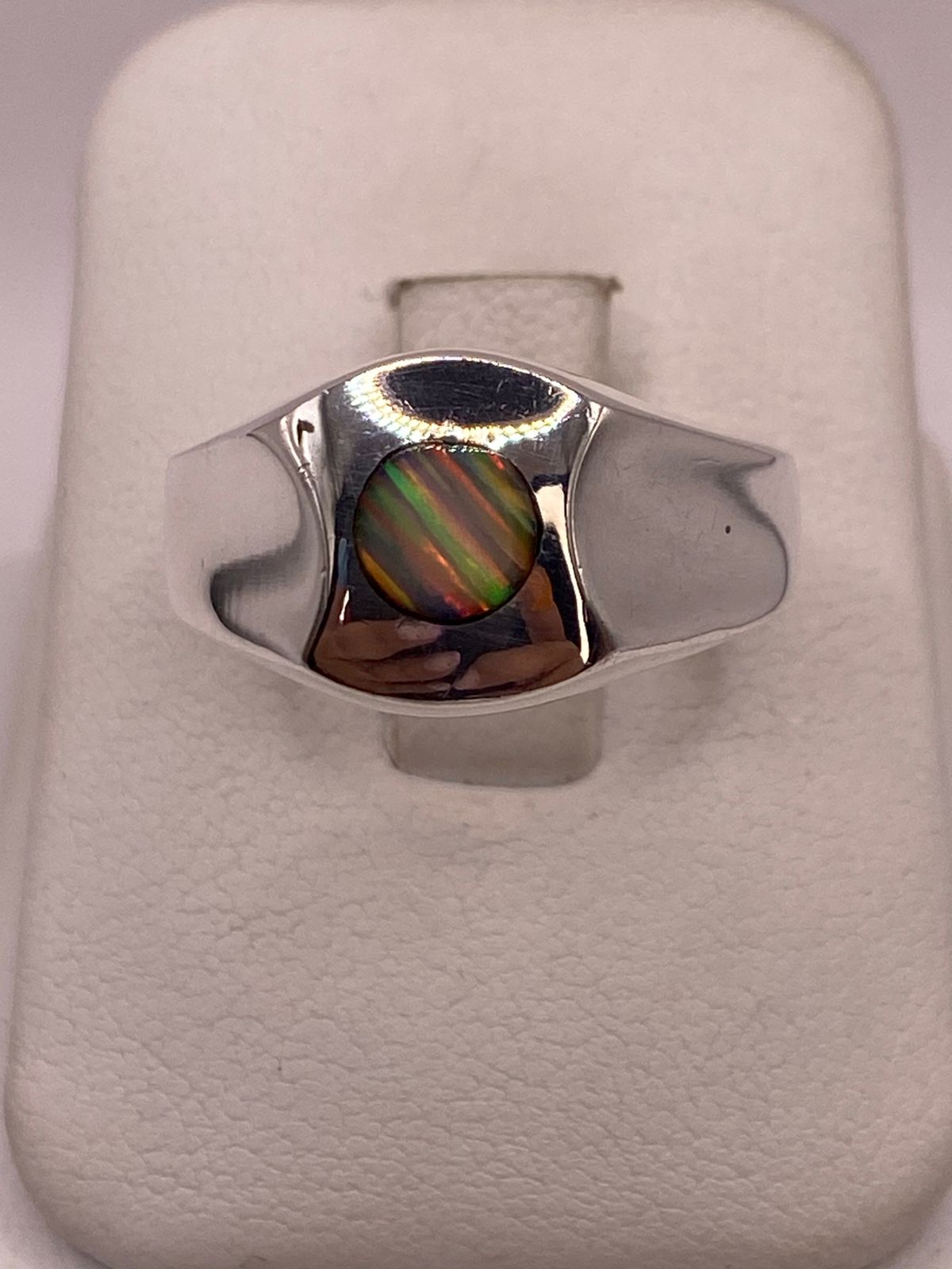 Anillo de Plata Ley 950 con Ópalo Iridiscente, vista de detalle