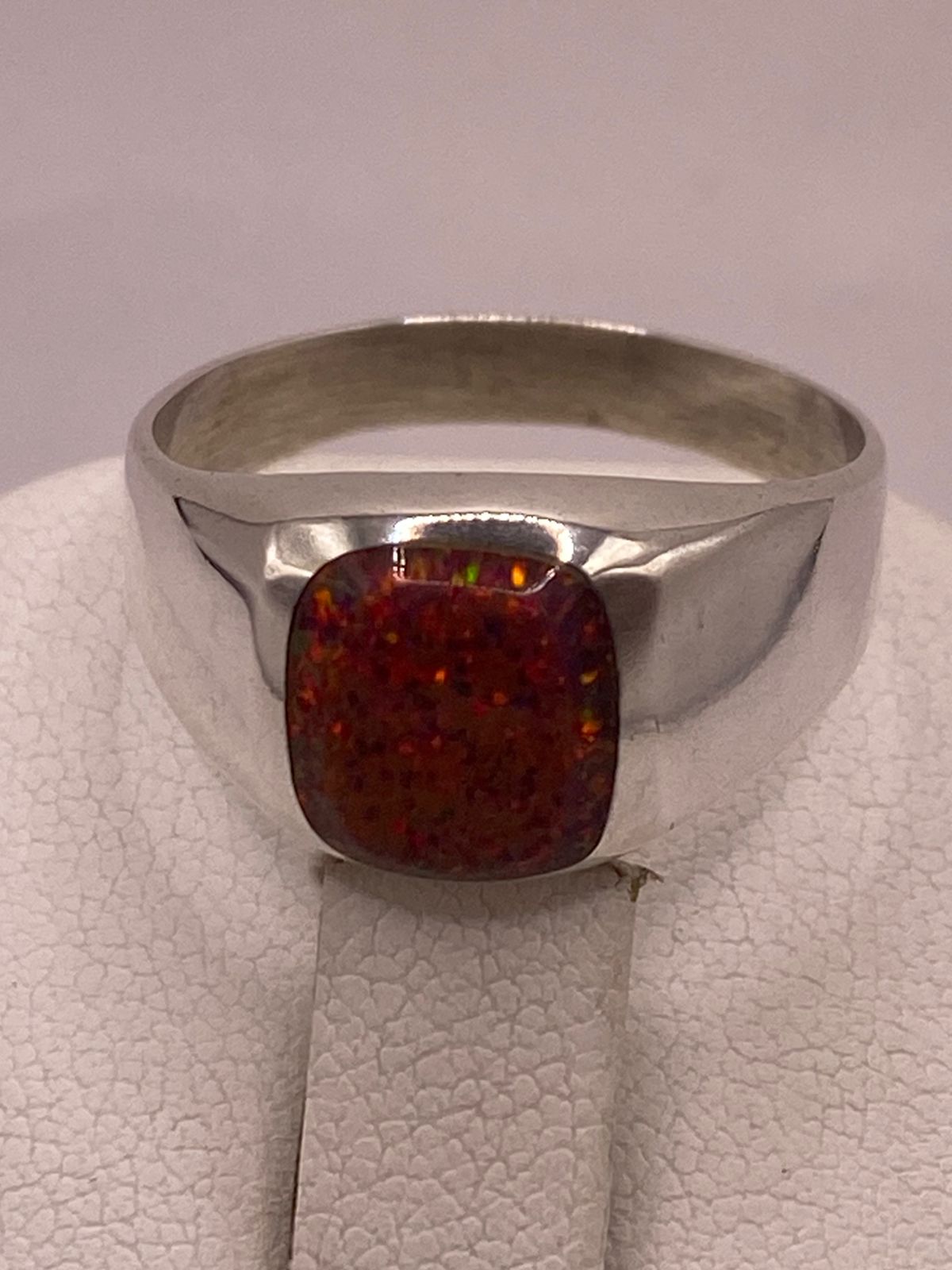 Anillo de Plata Ley 950 con Ópalo Rojo Iridiscente, sello de autenticidad Plata Ley .925