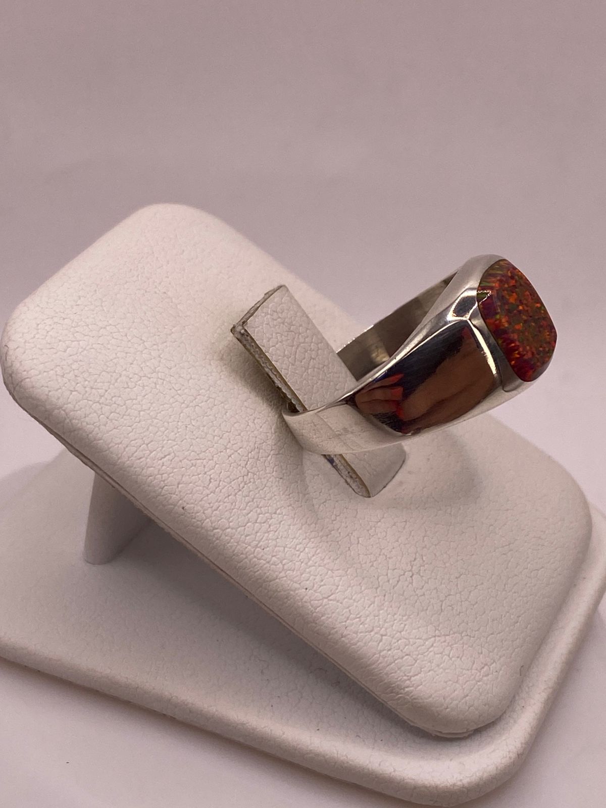 Anillo de Plata Ley 950 con Ópalo Rojo Iridiscente, vista frontal