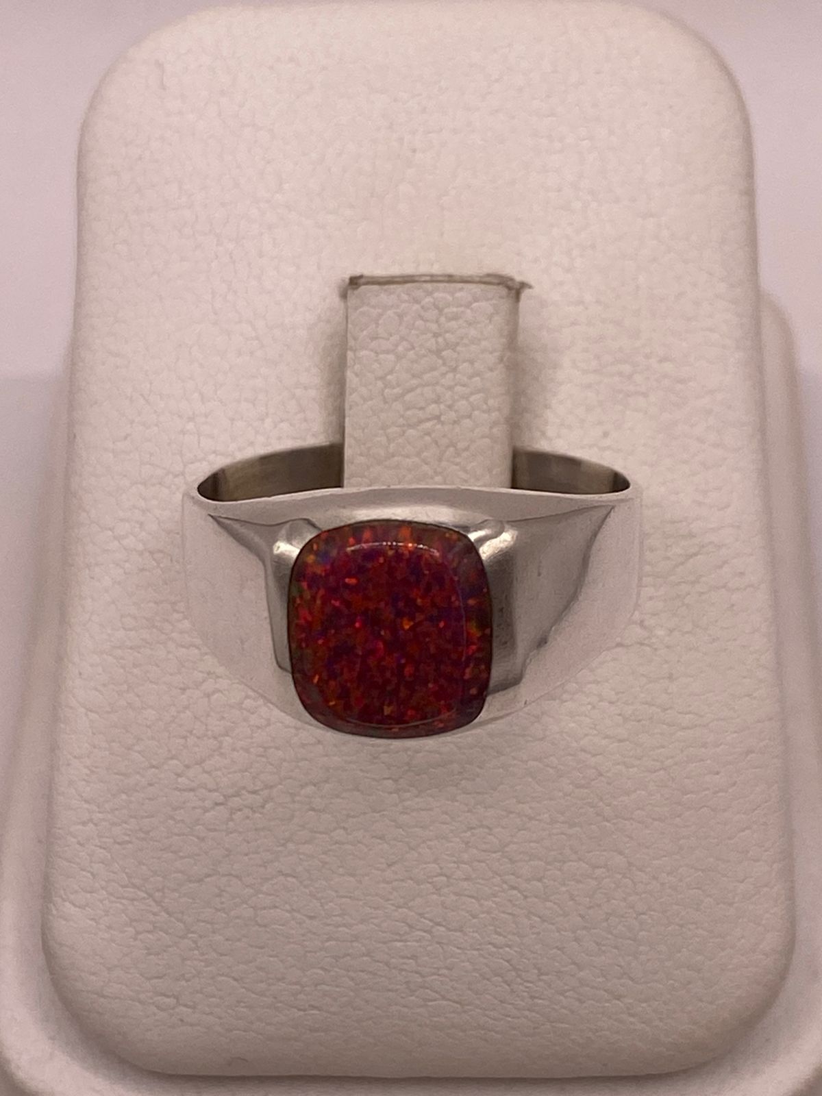Anillo de Plata Ley 950 con Ópalo Rojo Iridiscente, vista lateral