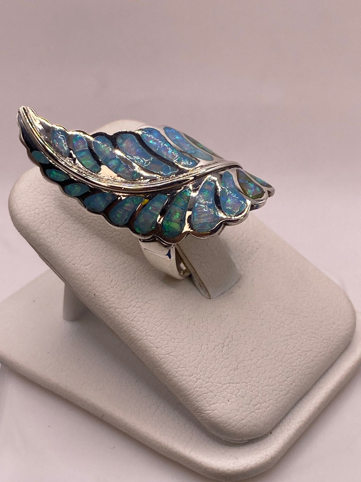 Anillo de Plata Ley 950 con Ópalo Azul, vista de detalle