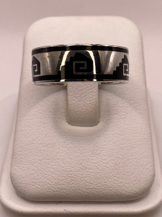 Anillo de Plata .925 con Obsidiana y Greca Prehispánica — vista lateral