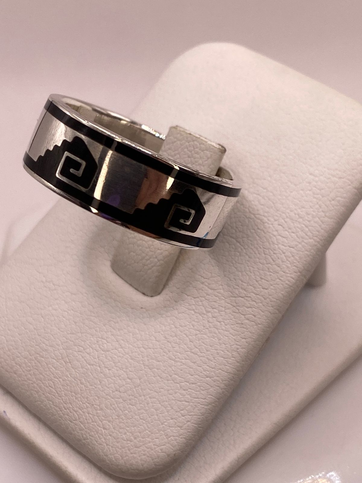 Anillo de Plata .925 con Obsidiana y Greca Prehispánica, vista frontal