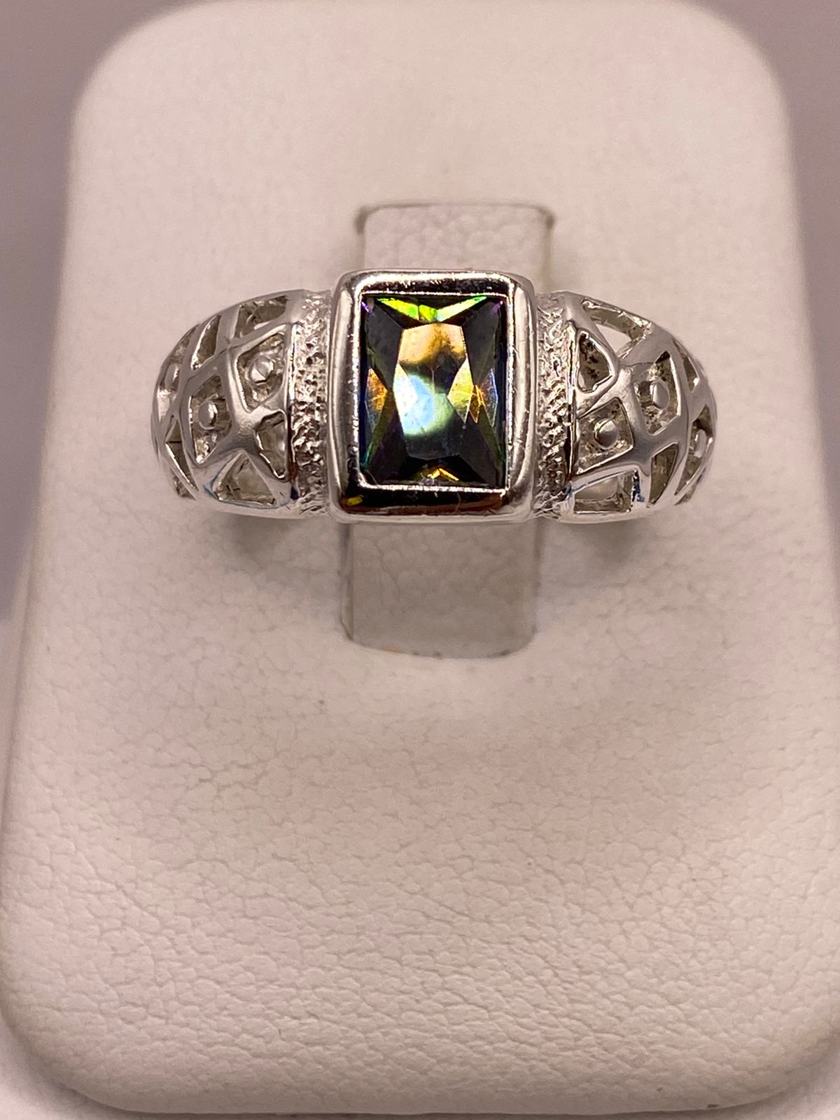 Anillo de Plata con Zirconia Diseño Elegante Plata Ley 950 — detalle de acabado