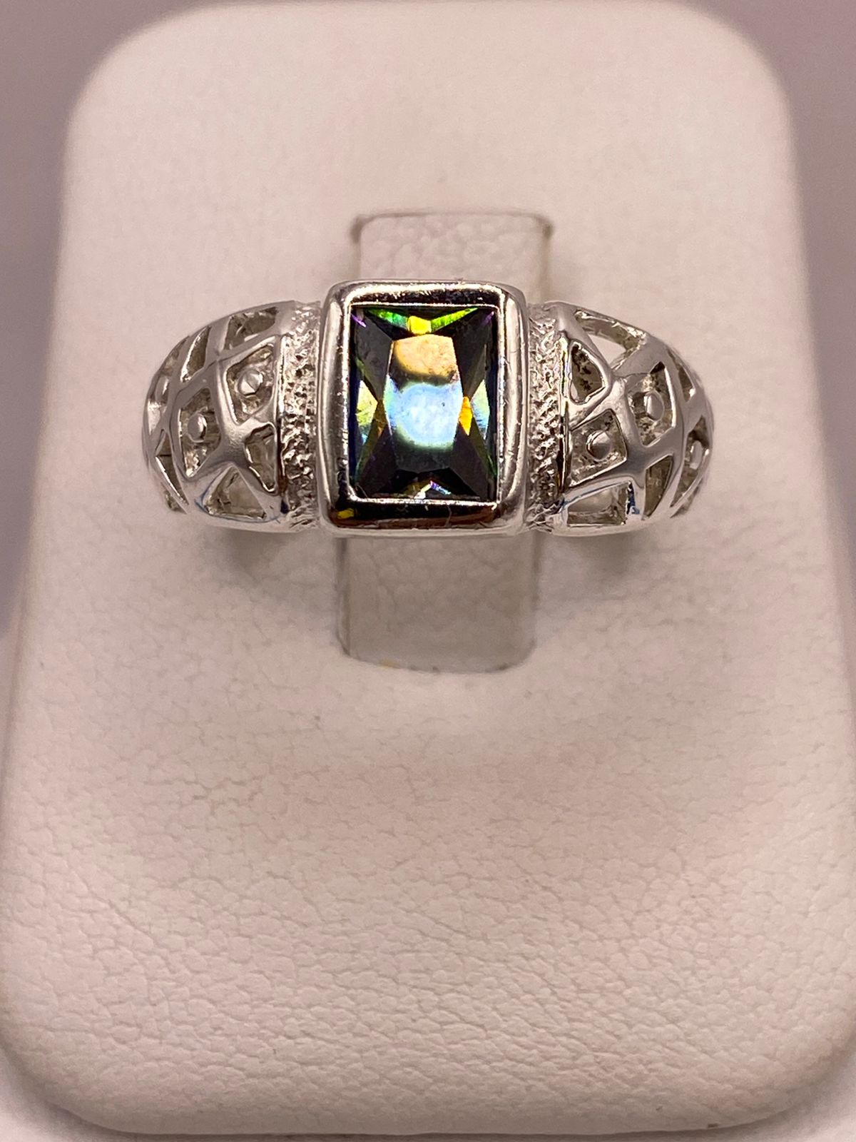 Anillo de Plata con Zirconia Diseño Elegante Plata Ley 950, vista de detalle
