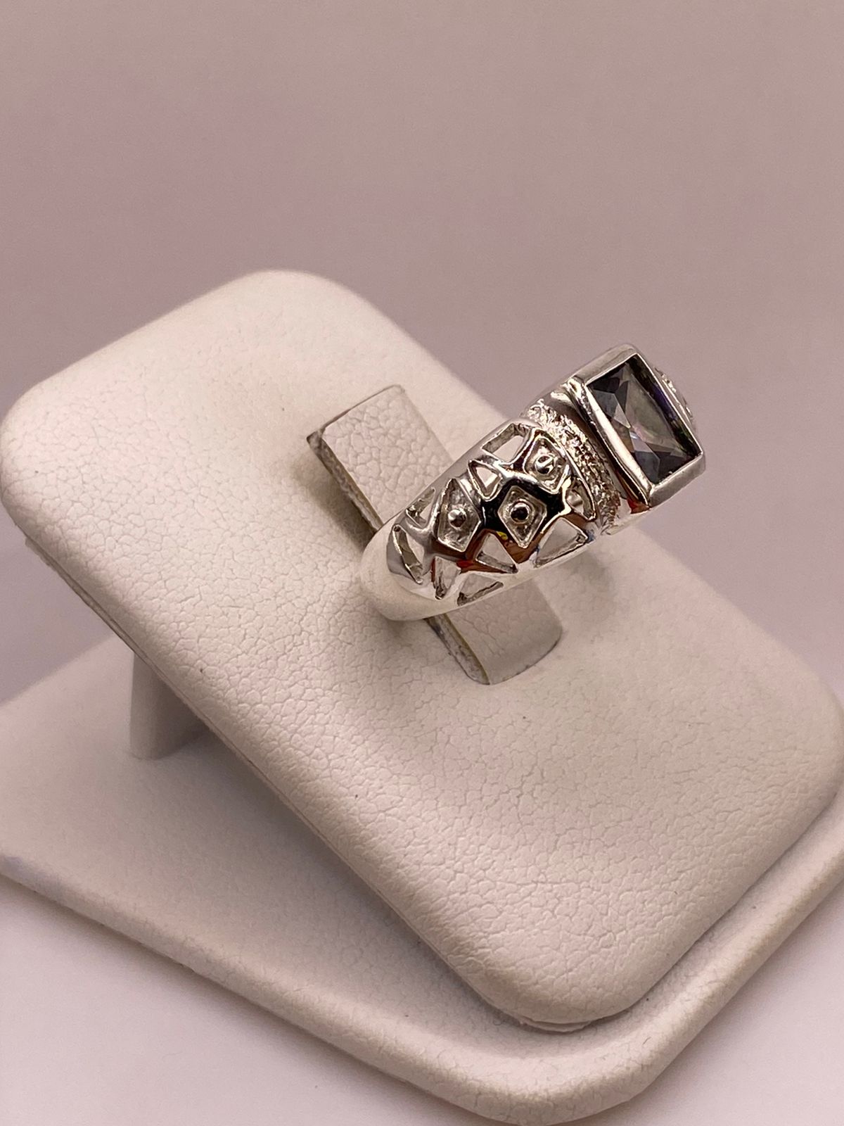 Anillo de Plata con Zirconia Diseño Elegante Plata Ley 950, vista lateral