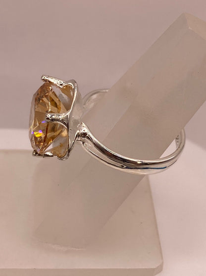 Anillo de Plata con Zirconia Dorada Corte Redondo Estilo Elegante , vista de detalle
