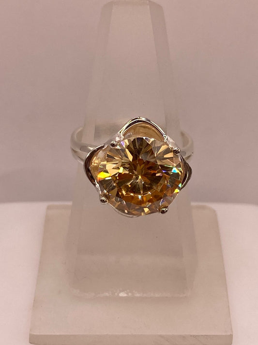 ANILLO DE PLATA CON ZIRCONIA DORADA CORTE REDONDO ESTILO ELEGANTE