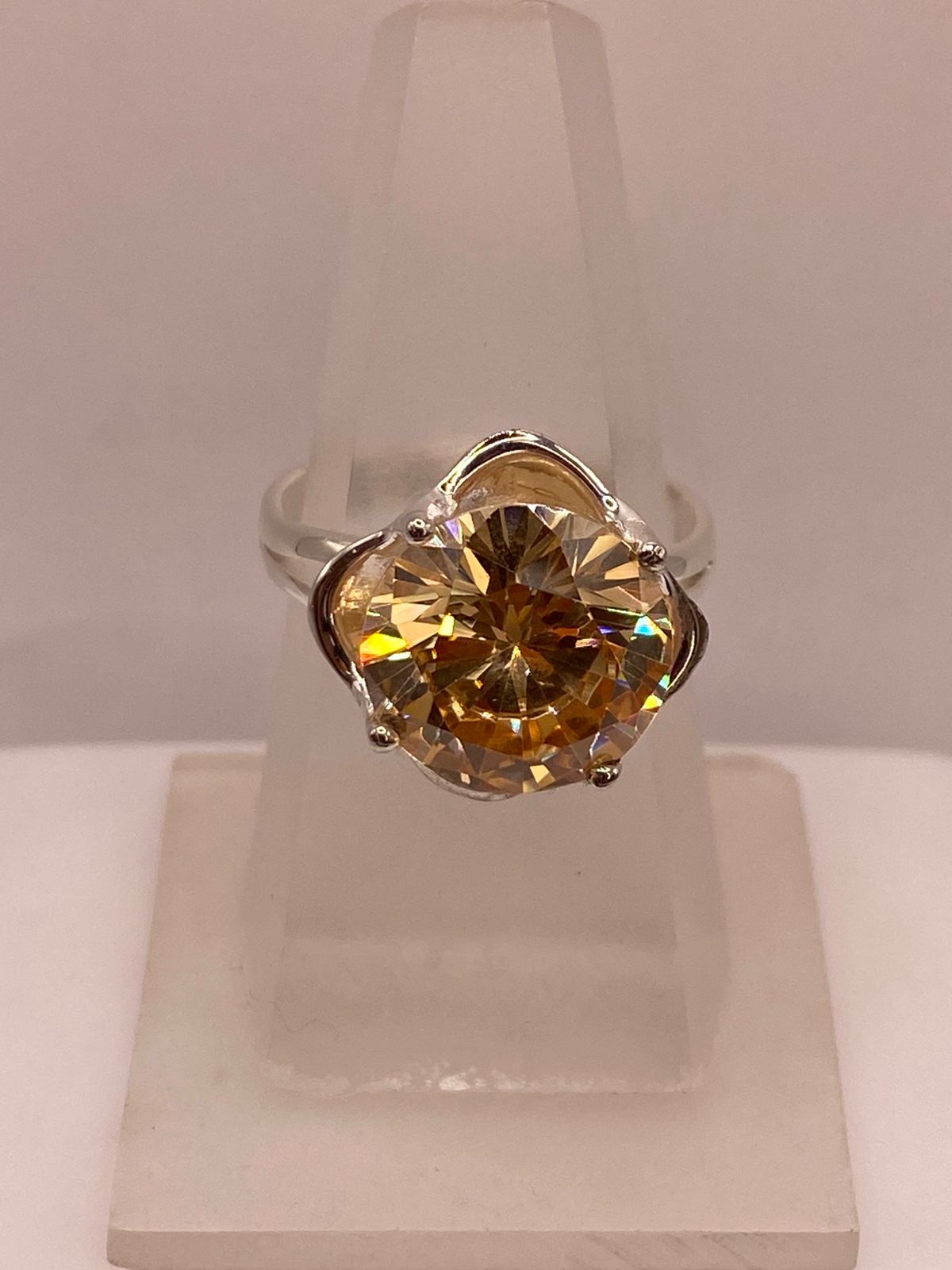 Anillo de Plata con Zirconia Dorada Corte Redondo Estilo Elegante — ángulo diagonal