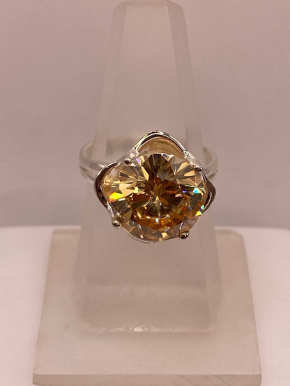 Anillo de Plata con Zirconia Dorada Corte Redondo Estilo Elegante — ángulo diagonal