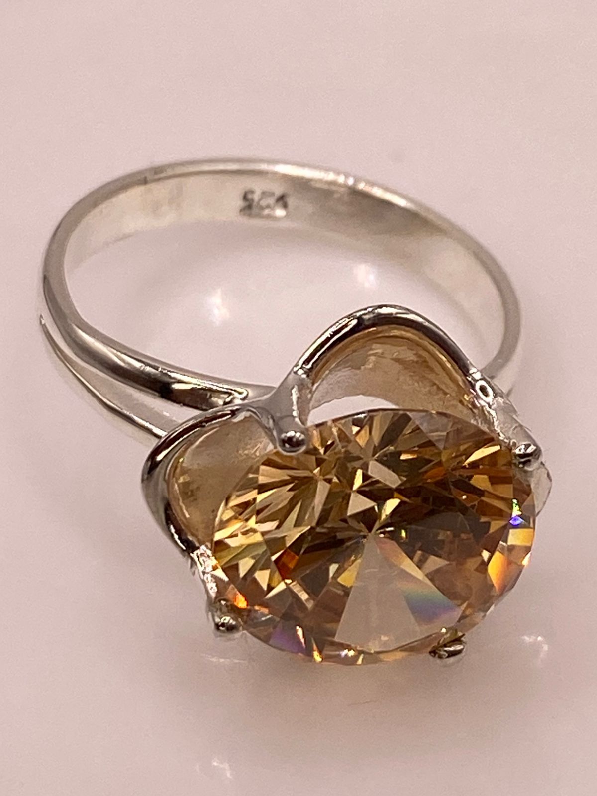 Anillo de Plata con Zirconia Dorada Corte Redondo Estilo Elegante , sello de autenticidad Plata Ley .925