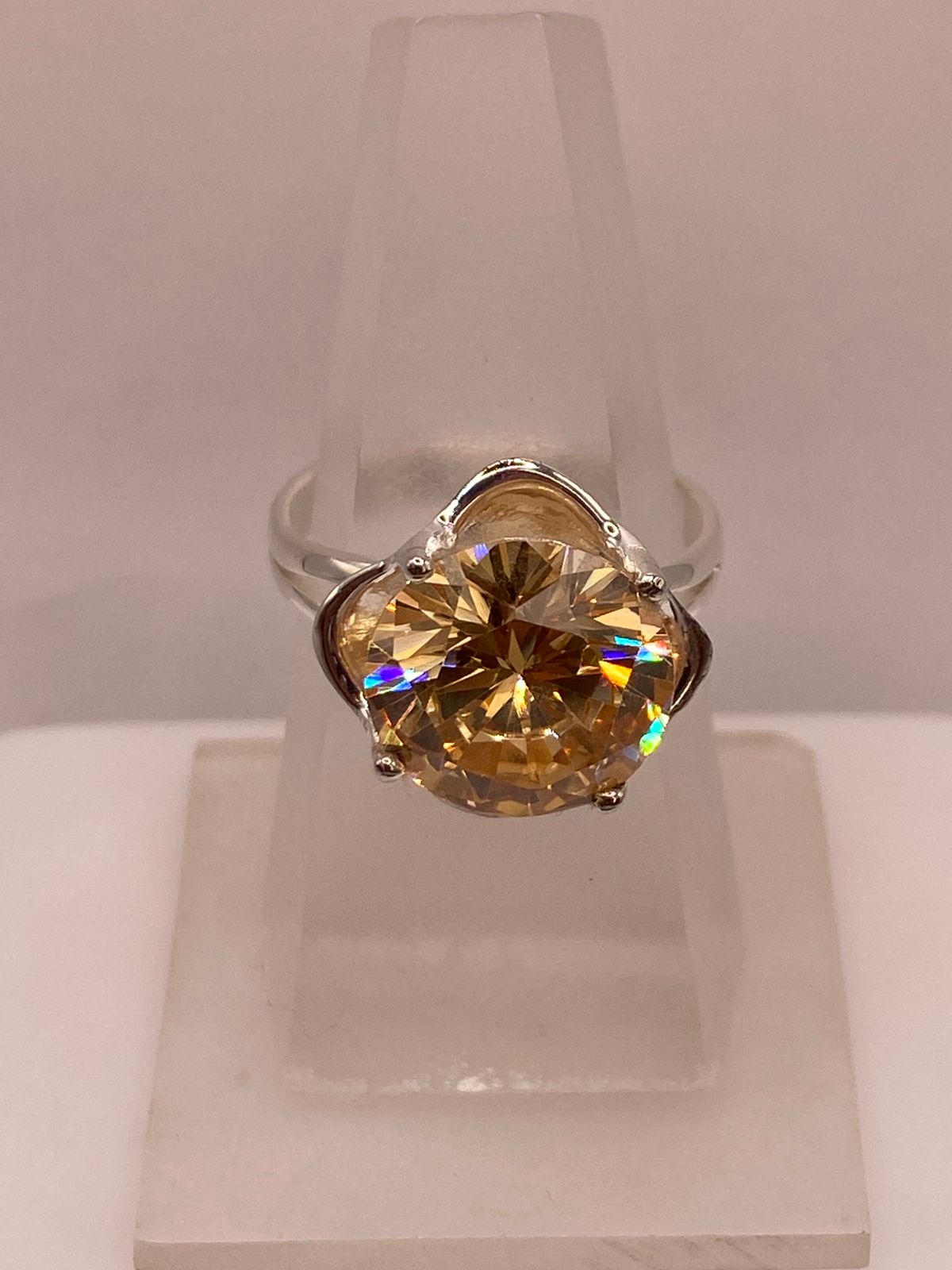 Anillo de Plata con Zirconia Dorada Corte Redondo Estilo Elegante , vista lateral