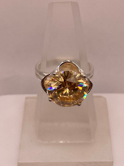 Anillo de Plata con Zirconia Dorada Corte Redondo Estilo Elegante , vista lateral