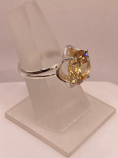 Anillo de Plata con Zirconia Dorada Corte Redondo Estilo Elegante , vista frontal