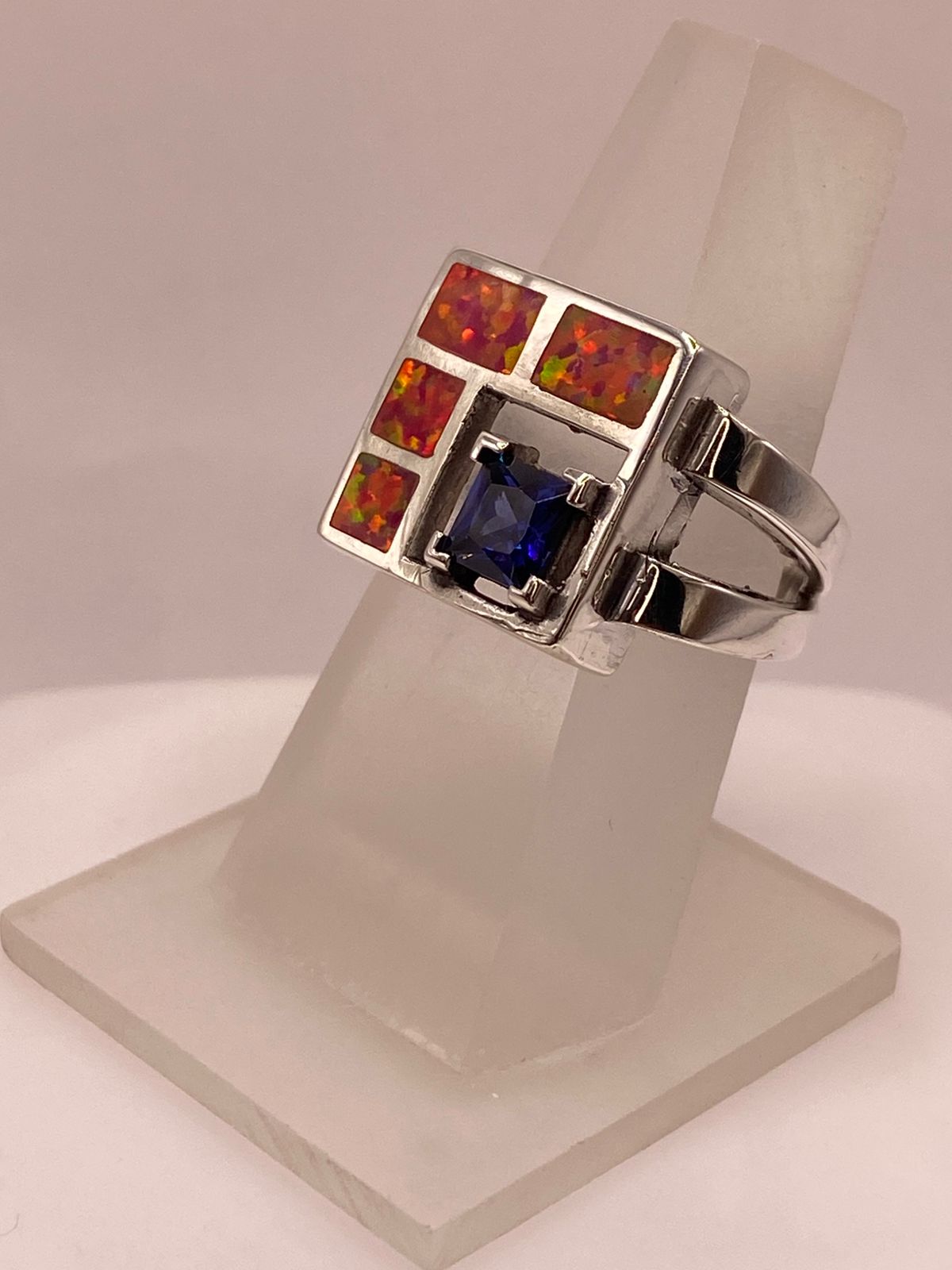 Anillo de Plata .950 con Ópalo de Fuego y Zirconia Azul Diseño Geométrico Moderno, vista frontal
