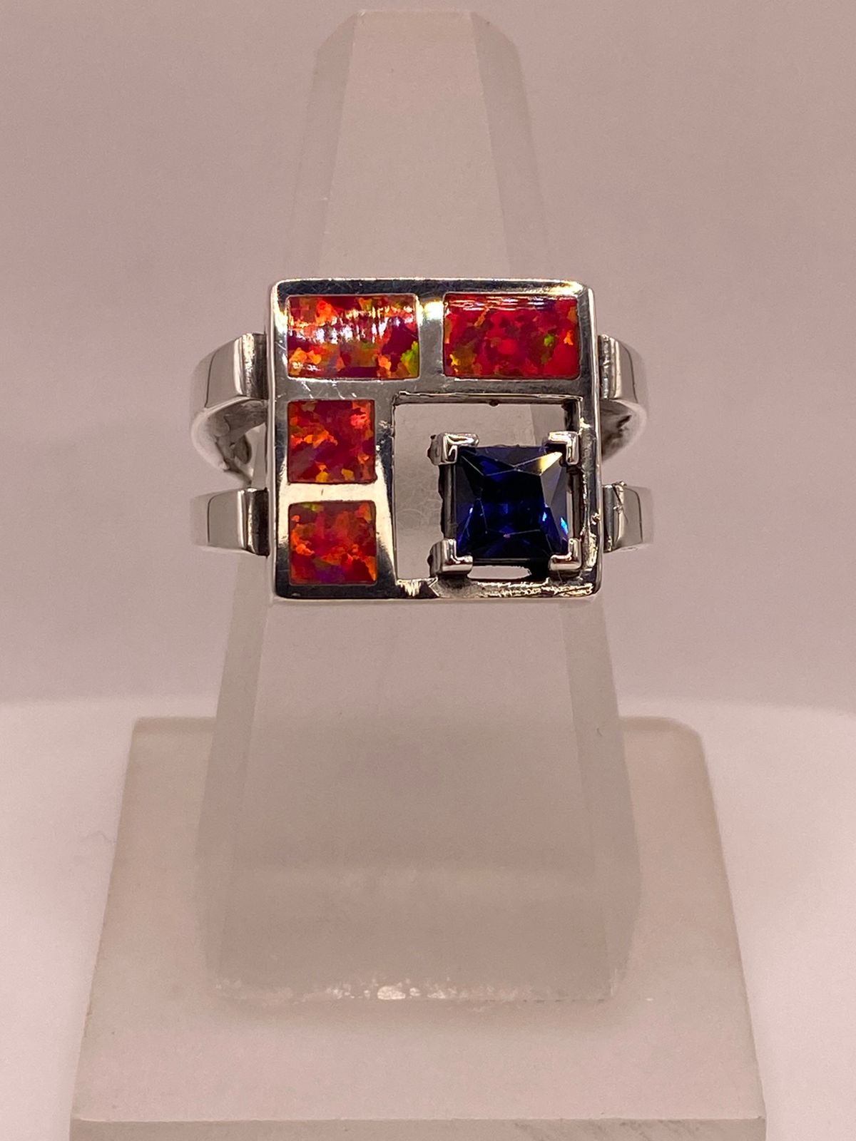 Anillo de Plata .950 con Ópalo de Fuego y Zirconia Azul Diseño Geométrico Moderno — ángulo diagonal