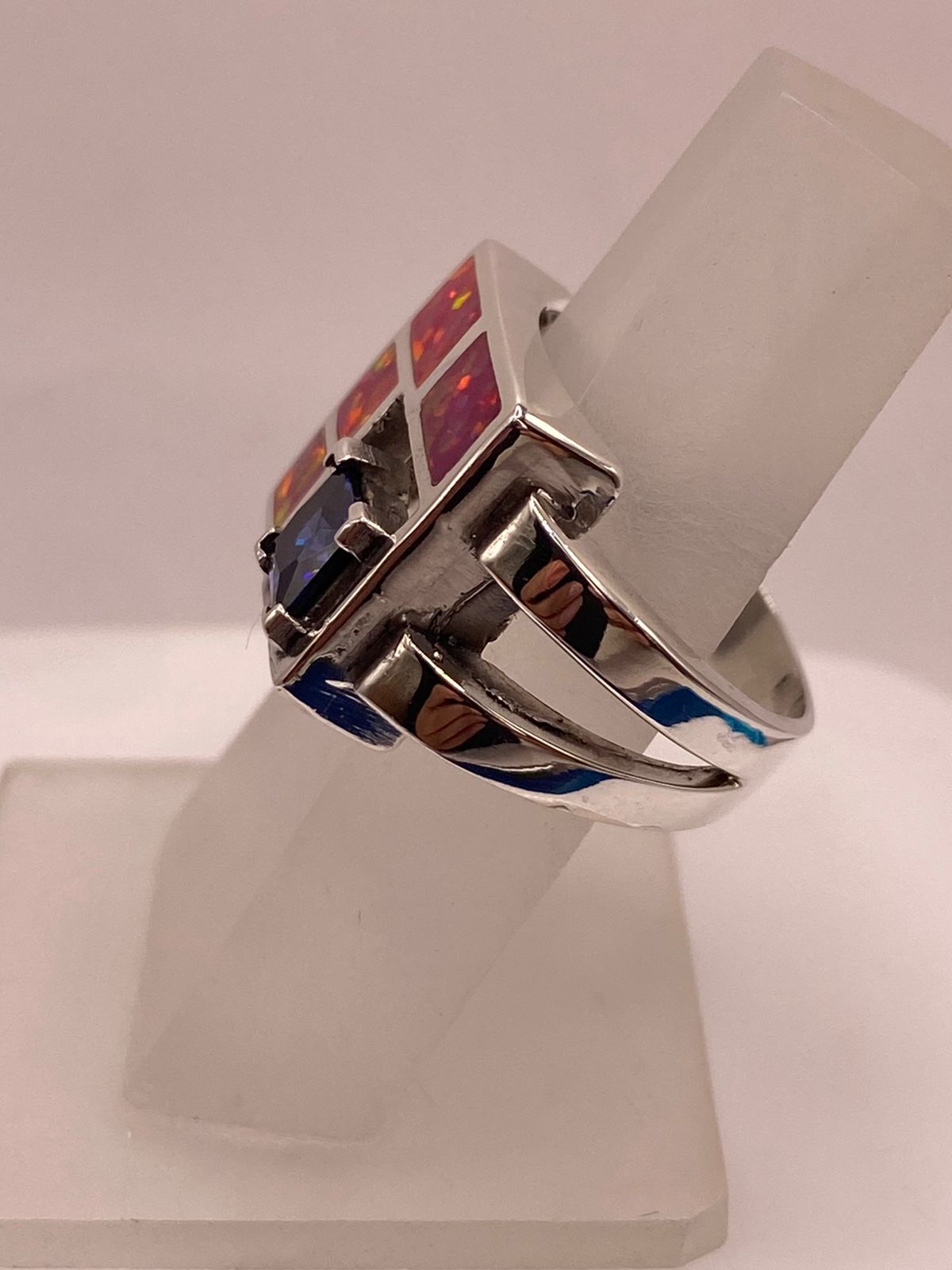 Anillo de Plata .950 con Ópalo de Fuego y Zirconia Azul Diseño Geométrico Moderno, vista de detalle