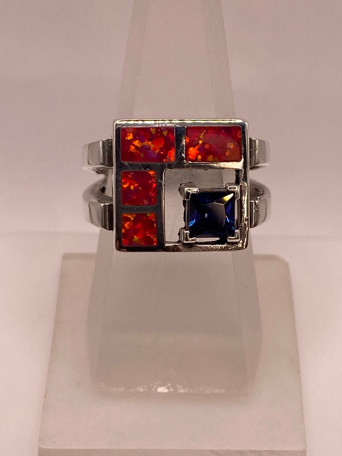 Anillo de Plata .950 con Ópalo de Fuego y Zirconia Azul Diseño Geométrico Moderno, vista lateral