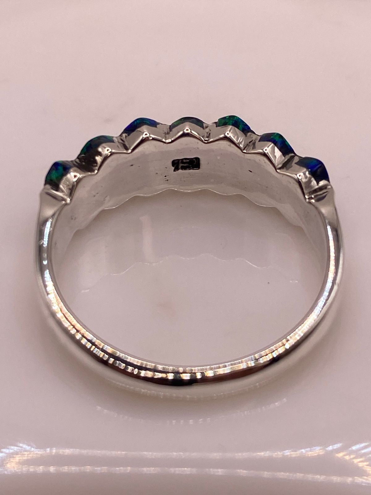 ANILLO DE PLATA .950 CON ÓPALO DE FUEGO AZUL DISEÑO CONTEMPORÁNEO MULTIPIEDRA, sello de autenticidad Plata Ley .925