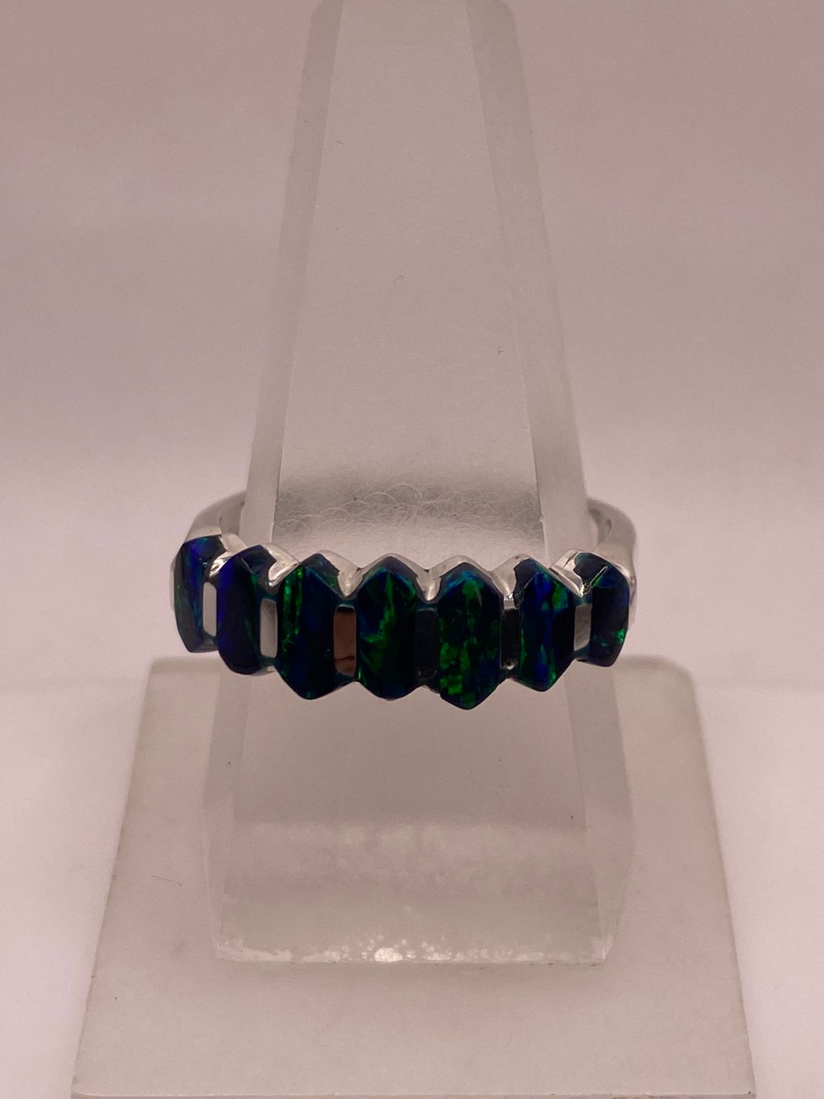 ANILLO DE PLATA .950 CON ÓPALO DE FUEGO AZUL DISEÑO CONTEMPORÁNEO MULTIPIEDRA
