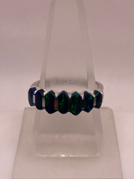 Anillo de Plata .950 con Ópalo de Fuego Azul Diseño Contemporáneo Multipiedra — ángulo diagonal