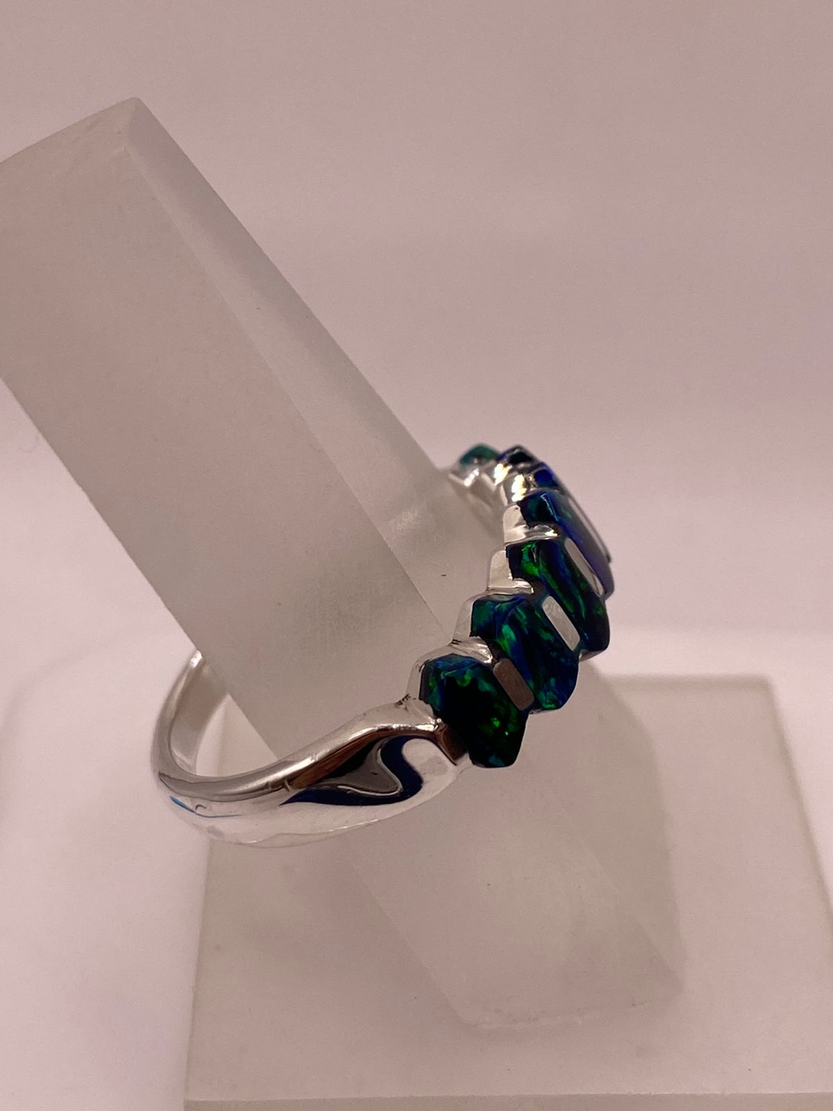 ANILLO DE PLATA .950 CON ÓPALO DE FUEGO AZUL DISEÑO CONTEMPORÁNEO MULTIPIEDRA, vista lateral