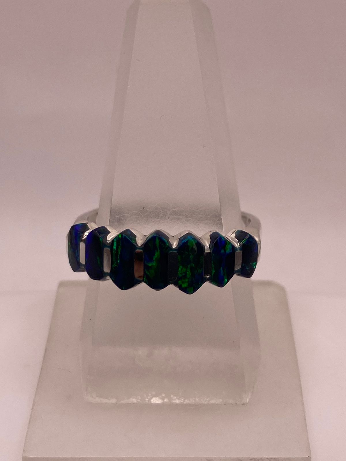 Anillo de Plata .950 con Ópalo de Fuego Azul Diseño Contemporáneo Multipiedra, vista de detalle