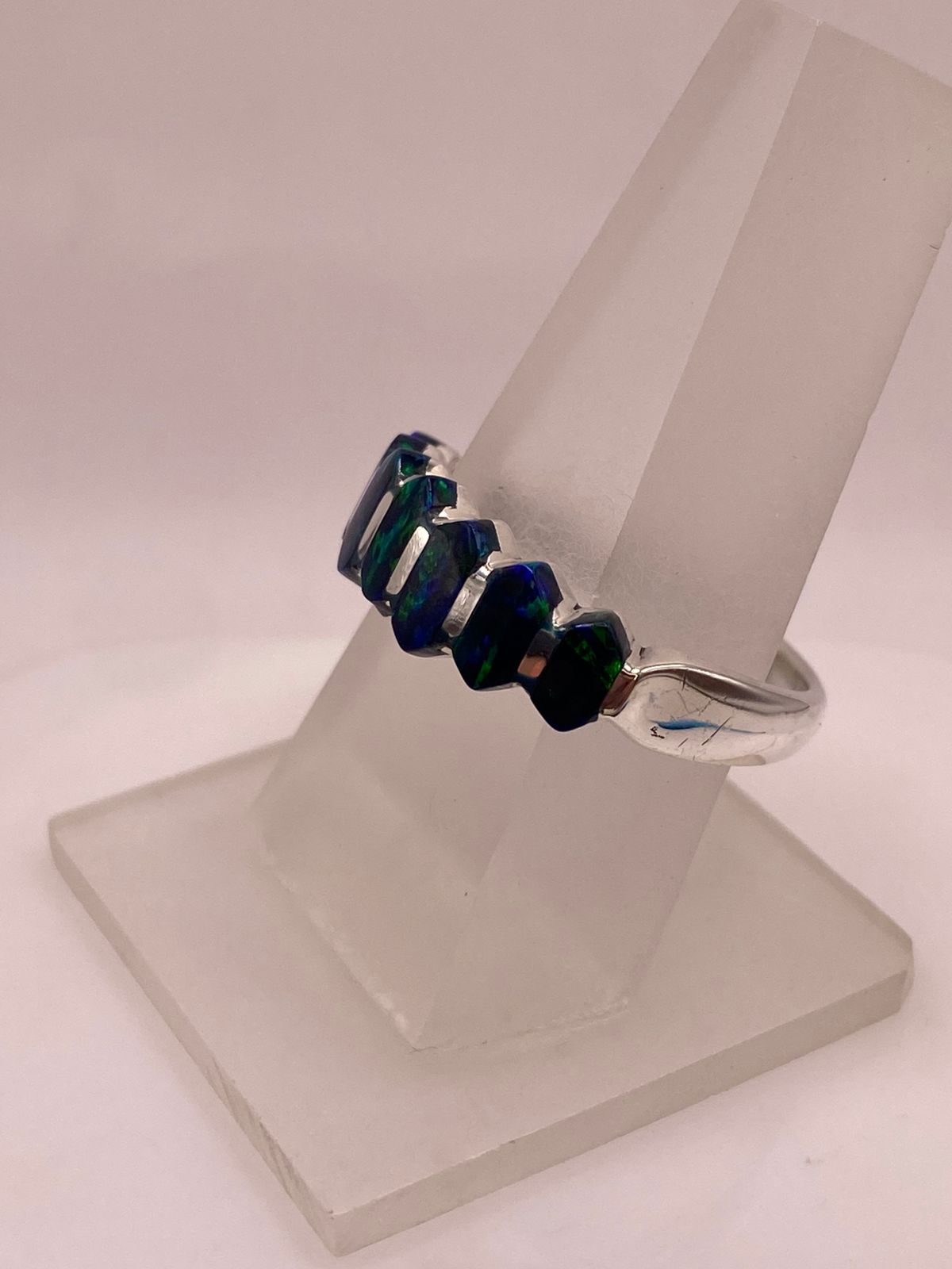 ANILLO DE PLATA .950 CON ÓPALO DE FUEGO AZUL DISEÑO CONTEMPORÁNEO MULTIPIEDRA, vista frontal