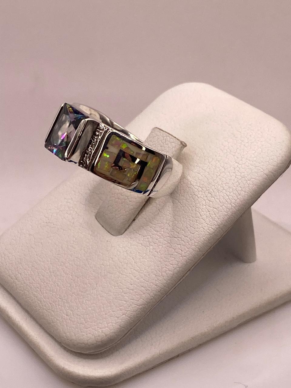 ANILLO DE PLATA .950 CON ÓPALO DE FUEGO Y ZIRCONIA DISEÑO GRECA ELEGANTE , vista lateral