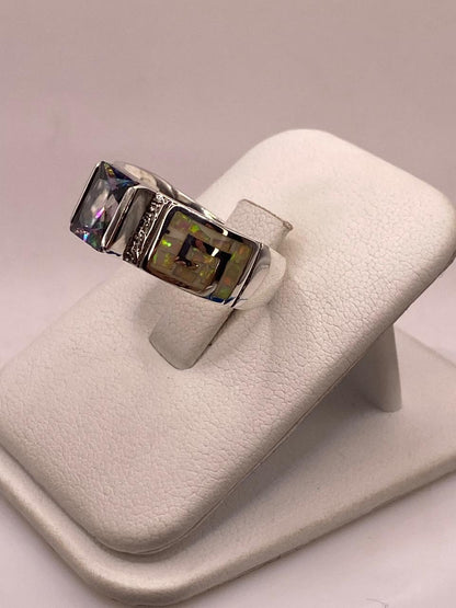 Anillo de Plata .950 con Ópalo de Fuego y Zirconia Diseño Greca Elegante , vista lateral