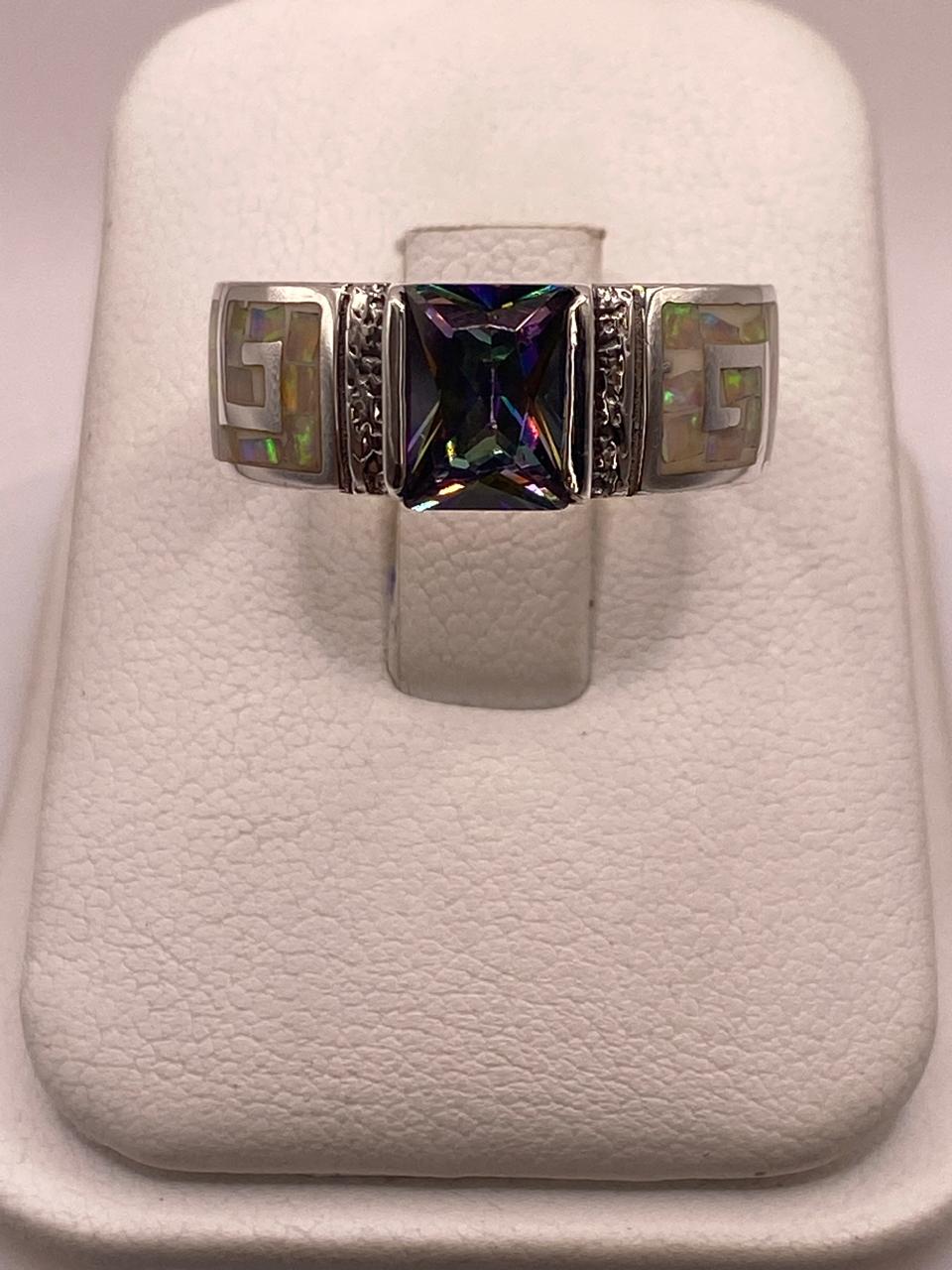 Anillo de Plata .950 con Ópalo de Fuego y Zirconia Diseño Greca Elegante en báscula mostrando peso
