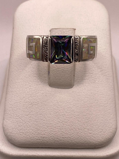 Anillo de Plata .950 con Ópalo de Fuego y Zirconia Diseño Greca Elegante en báscula mostrando peso