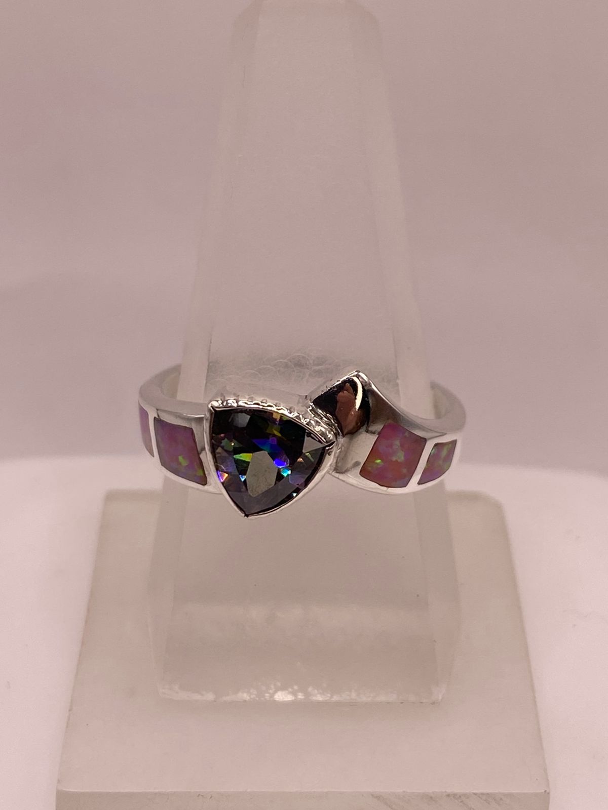 Anillo de Plata .950 con Ópalo de Fuego y Zirconia Multicolor Diseño Moderno, vista lateral