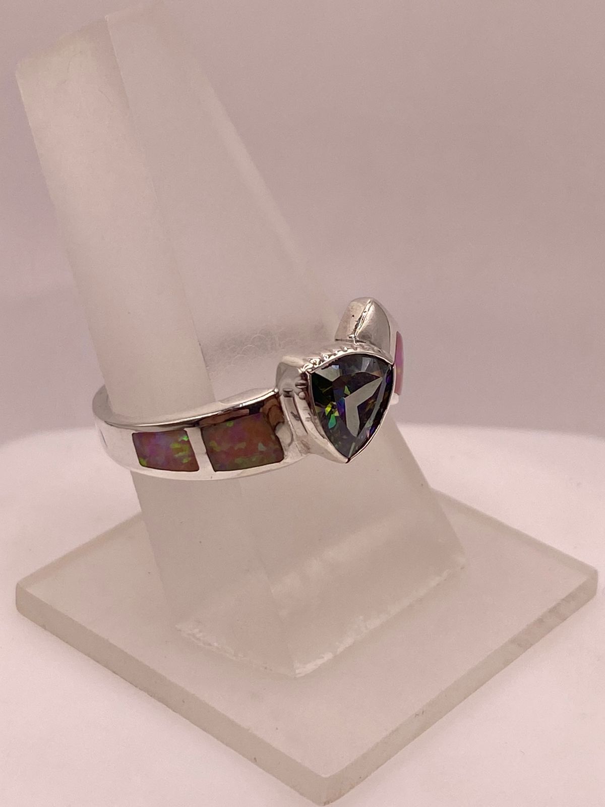 Anillo de Plata .950 con Ópalo de Fuego y Zirconia Multicolor Diseño Moderno, vista de detalle
