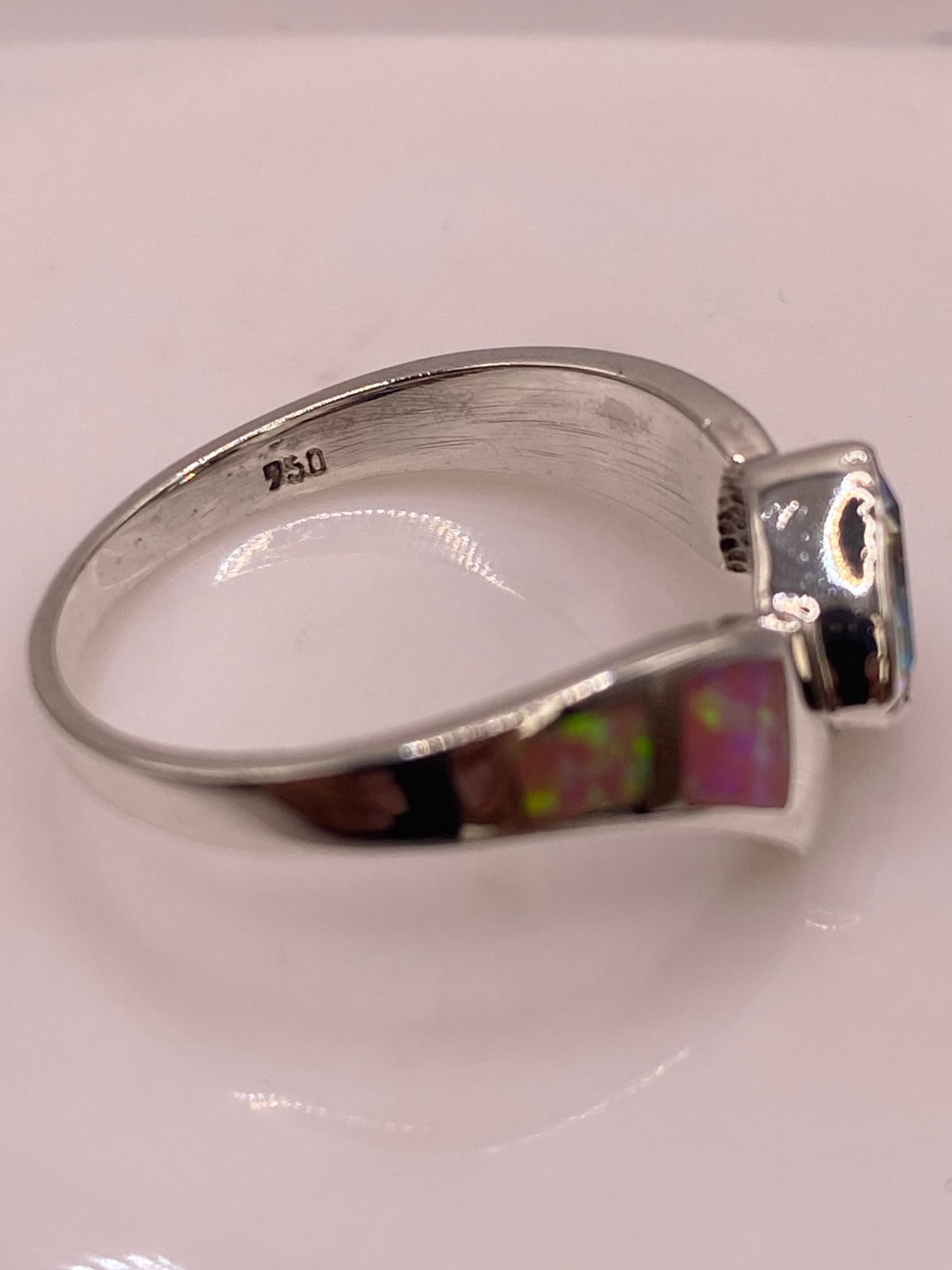 Anillo de Plata .950 con Ópalo de Fuego y Zirconia Multicolor Diseño Moderno, sello de autenticidad Plata Ley .925